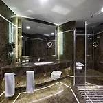 فندق Doubletree By Hilton Gayrettepe 5*